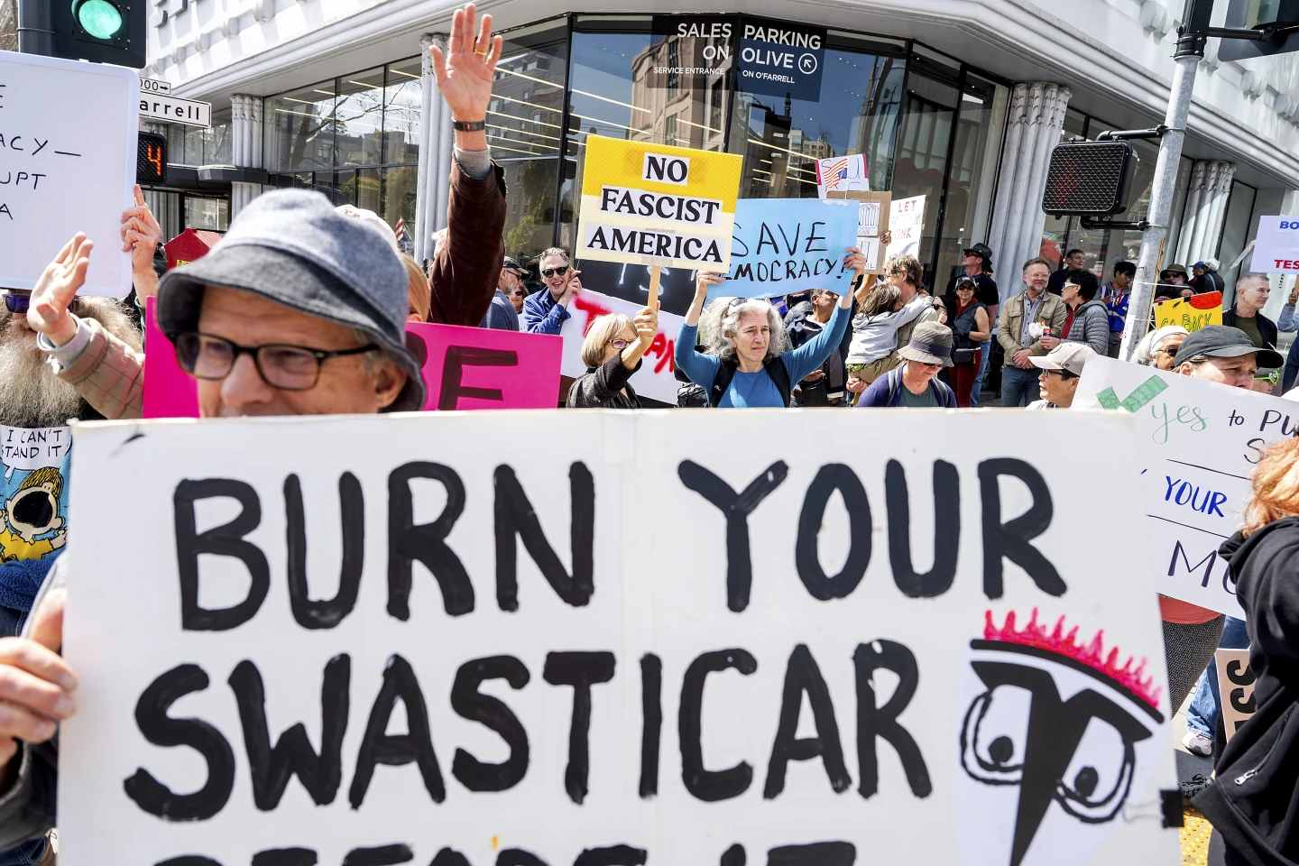 Tesla Becomes Political Flashpoint as Showroom Attacks Surge Amid Musk’s Trump Alliance
