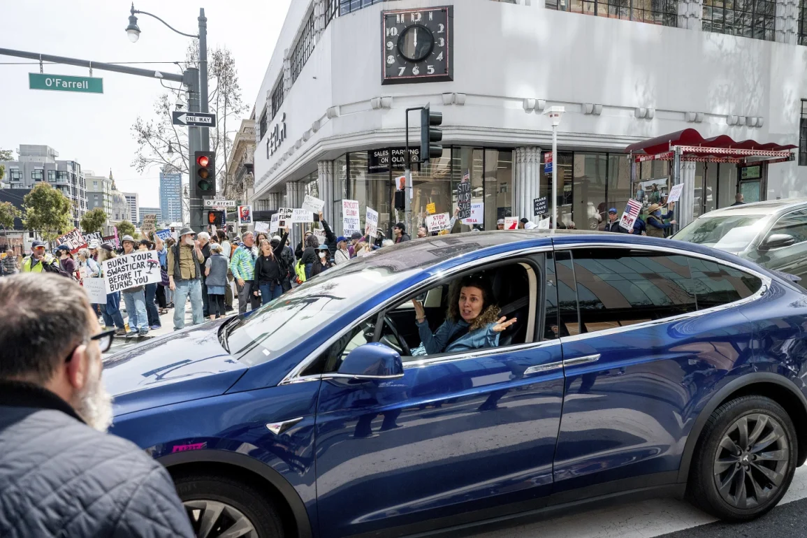 Tesla Becomes Political Flashpoint as Showroom Attacks Surge Amid Musk’s Trump Alliance