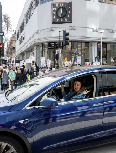 Tesla Becomes Political Flashpoint as Showroom Attacks Surge Amid Musk’s Trump Alliance