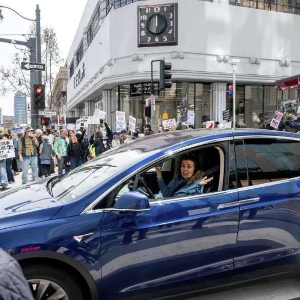Tesla Becomes Political Flashpoint as Showroom Attacks Surge Amid Musk’s Trump Alliance
