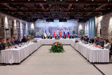 Russia-Ukraine Peace Talks Yield Prisoner Swap but Stall on Ceasefire as Tensions Persist