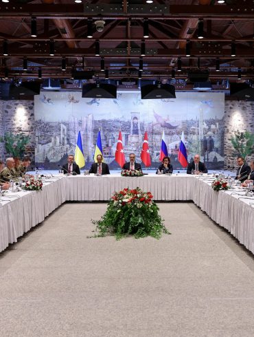 Russia-Ukraine Peace Talks Yield Prisoner Swap but Stall on Ceasefire as Tensions Persist
