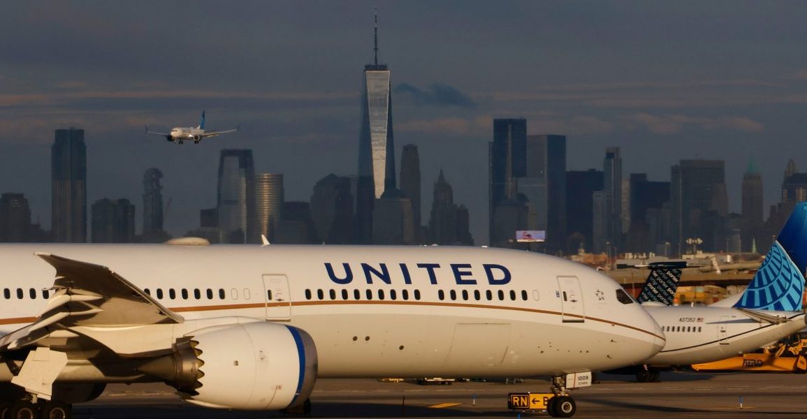United Slashes Newark Flights as FAA Staffing Crisis Triggers Major Operational Disruptions