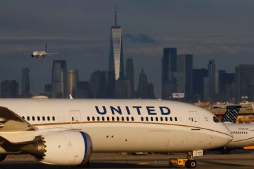 United Slashes Newark Flights as FAA Staffing Crisis Triggers Major Operational Disruptions