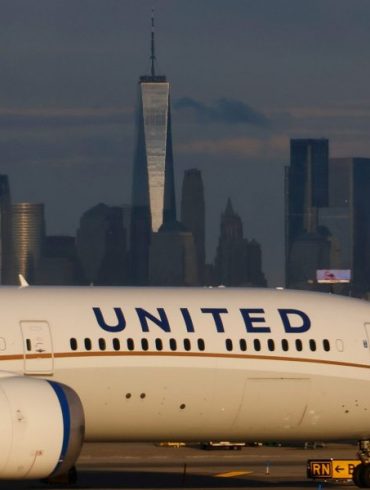 United Slashes Newark Flights as FAA Staffing Crisis Triggers Major Operational Disruptions
